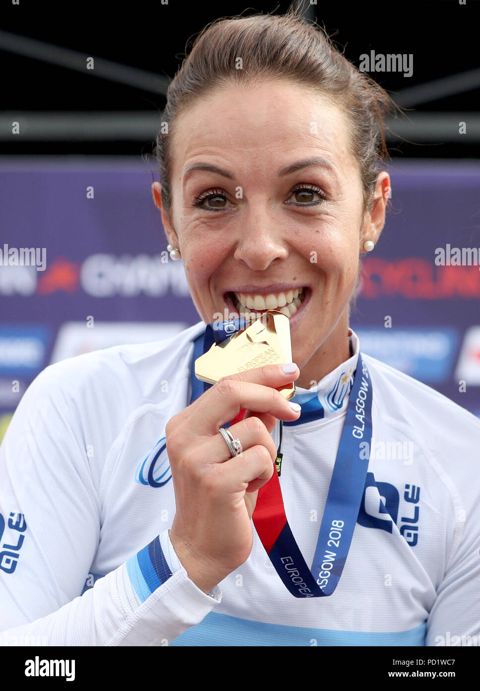 Italiens Marta Bastianelli auf dem Podium nach dem Gewinn der Goldmedaille im 130 der Frauen km Straße Rennen bei Tag vier der 2018 Europameisterschaften im Glasgow Radfahren Road Race Course. Stockfoto