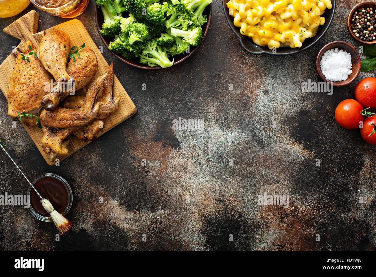 Rainbow Tortellini mit frischem Salat Stockfoto