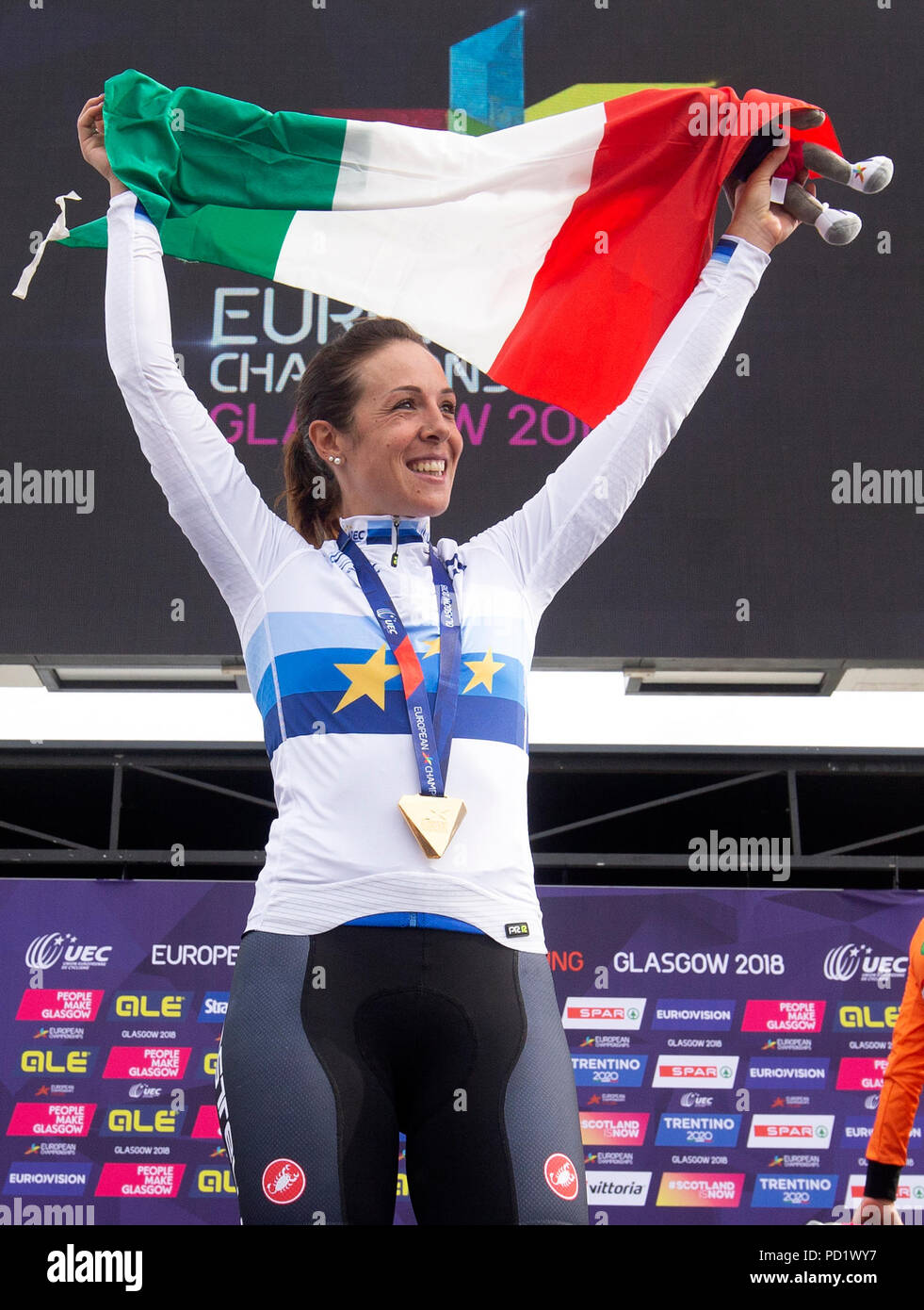 Goldmedaille der Sieger Italien Marta Bastianelli auf dem Podium nach der Frauen 130 km Straße Rennen bei Tag vier der 2018 Europameisterschaften im Glasgow Radfahren Road Race Course. Stockfoto