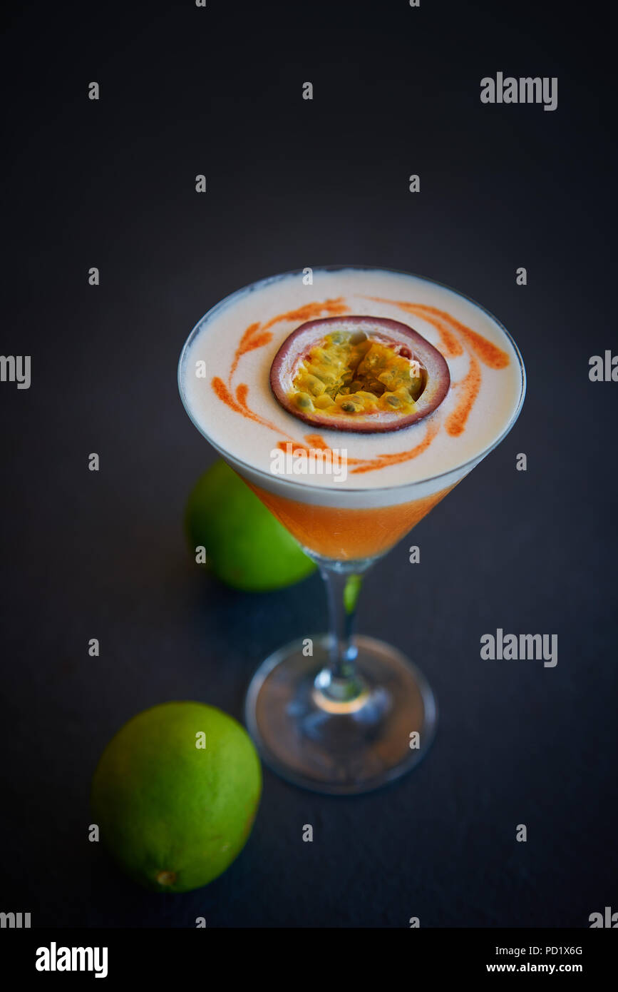 Mango Cocktail mit Zitrone und Passionsfrucht Maracuja Stockfoto