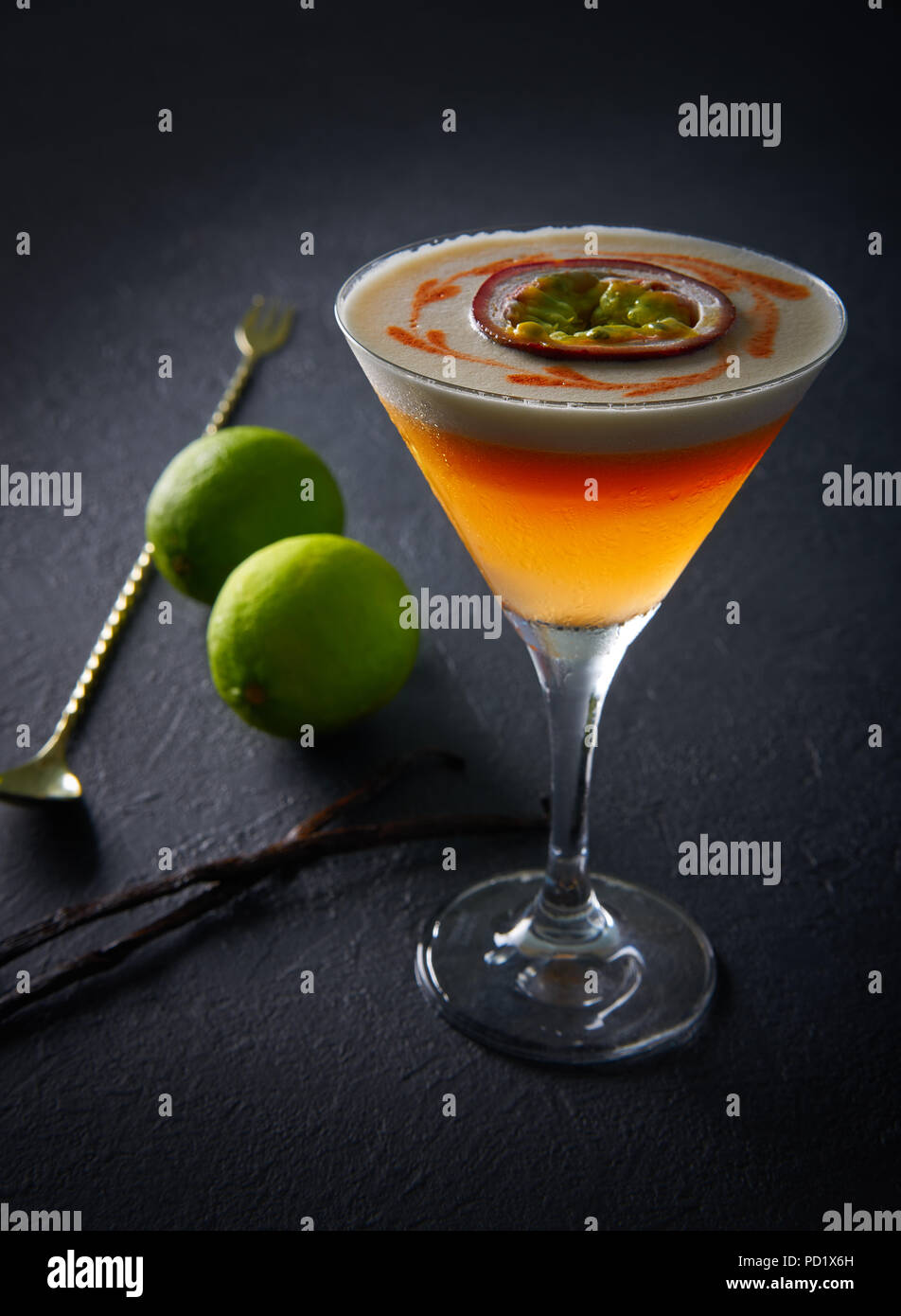Mango Cocktail mit Zitrone und Passionsfrucht Maracuja Stockfoto