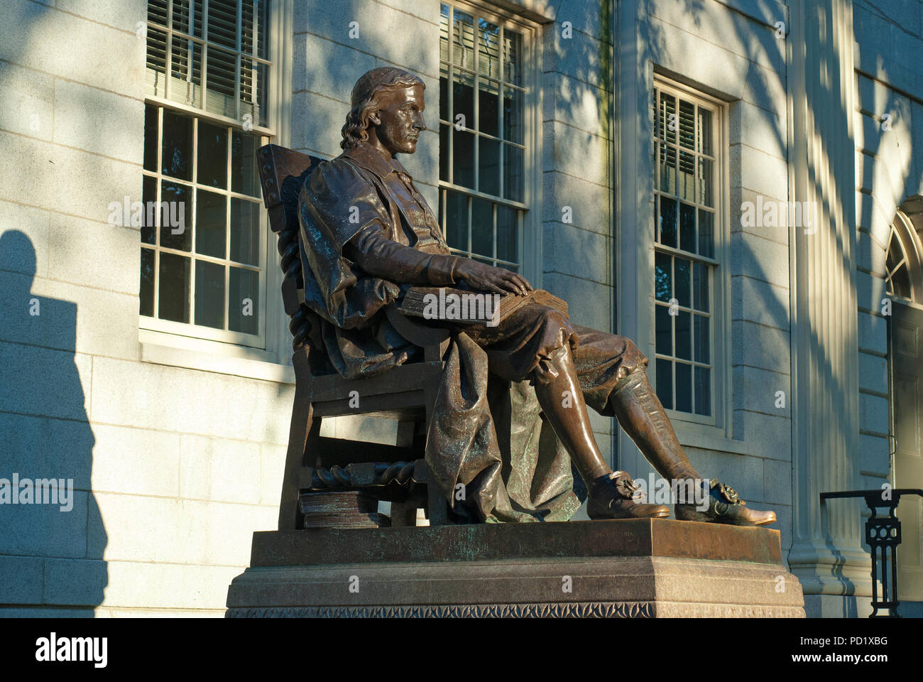 John Harvard Statue (von Daniel Chester French im Jahr 1884) an der Harvard University, Cambridge, Boston, Middlesex County, Massachusetts, USA Stockfoto