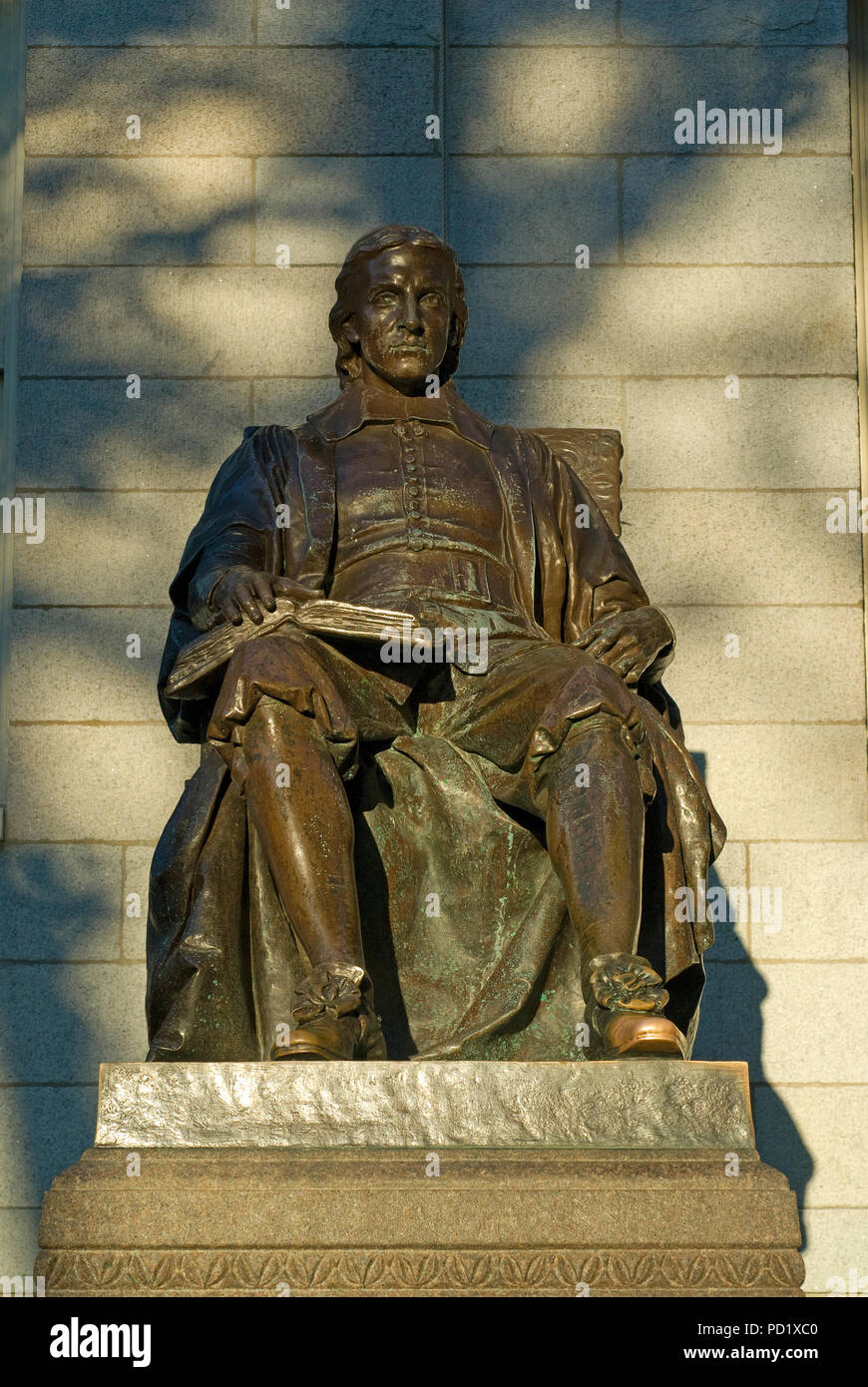 John Harvard Statue (von Daniel Chester French 1884) an der Harvard University, Cambridge, Boston, Middlesex County, Massachusetts, USA Stockfoto