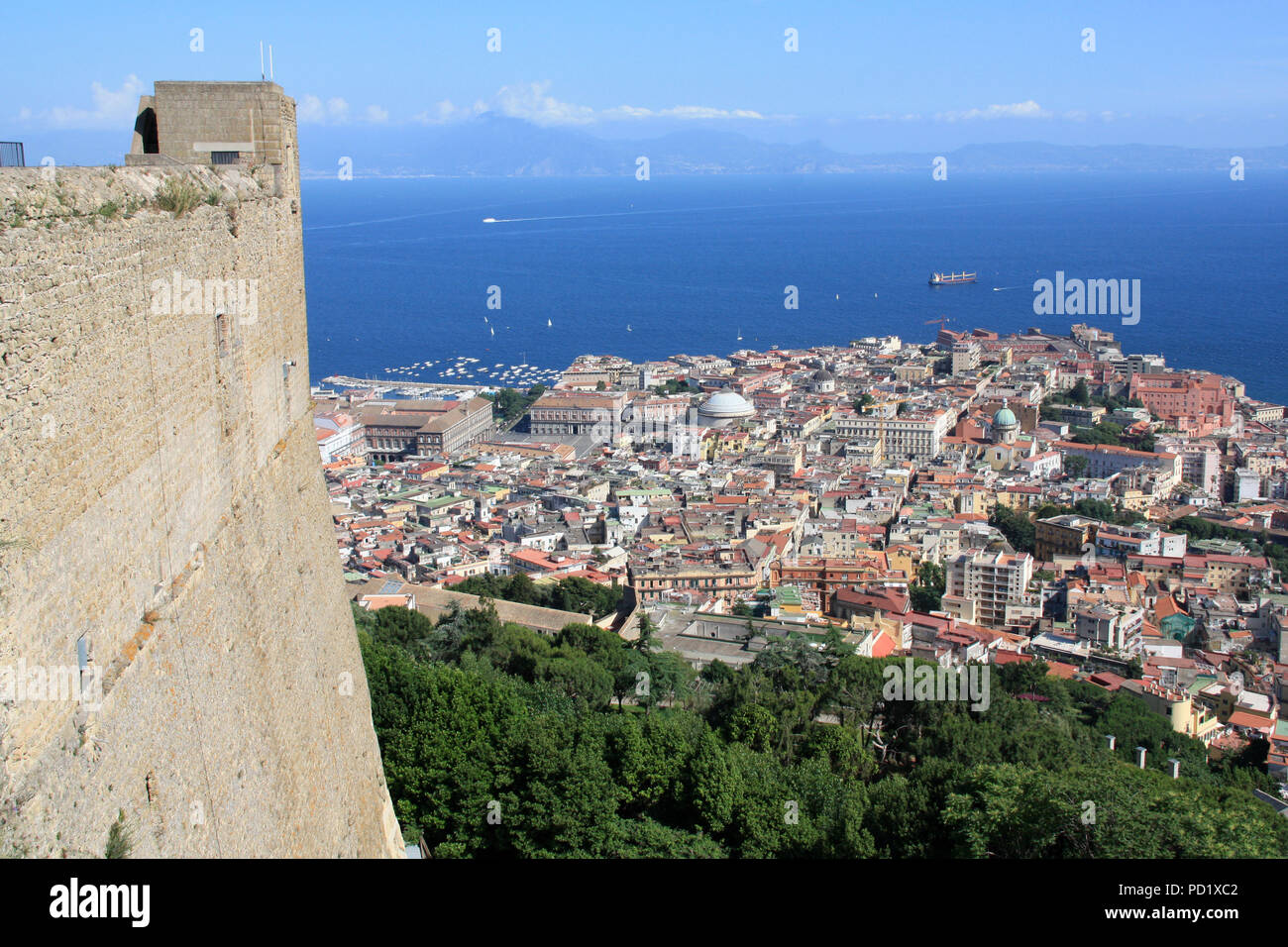 Herrlichen Blick auf Neapel und den Piazza del Plebiscito, Palazzo Salerno, Palazzo Reale di Napoli und der Basilika San Francesco Di Paola, Neapel, Italien Stockfoto