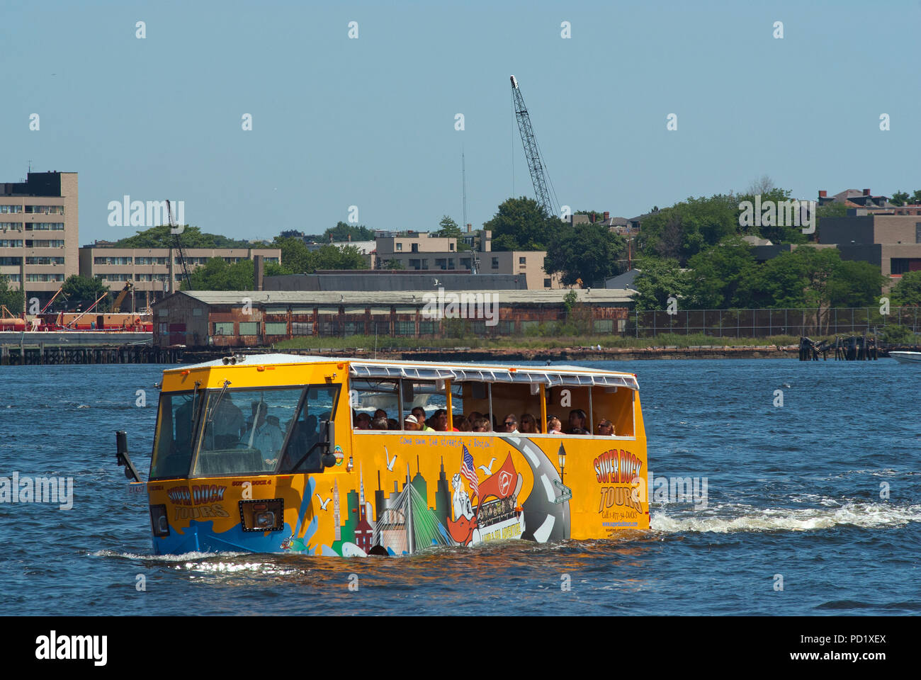 Super Duck Tours Boot, ein Amphibienfahrzeug Segeln auf den Hafen von Boston, Suffolk County, Massachusetts, USA Stockfoto