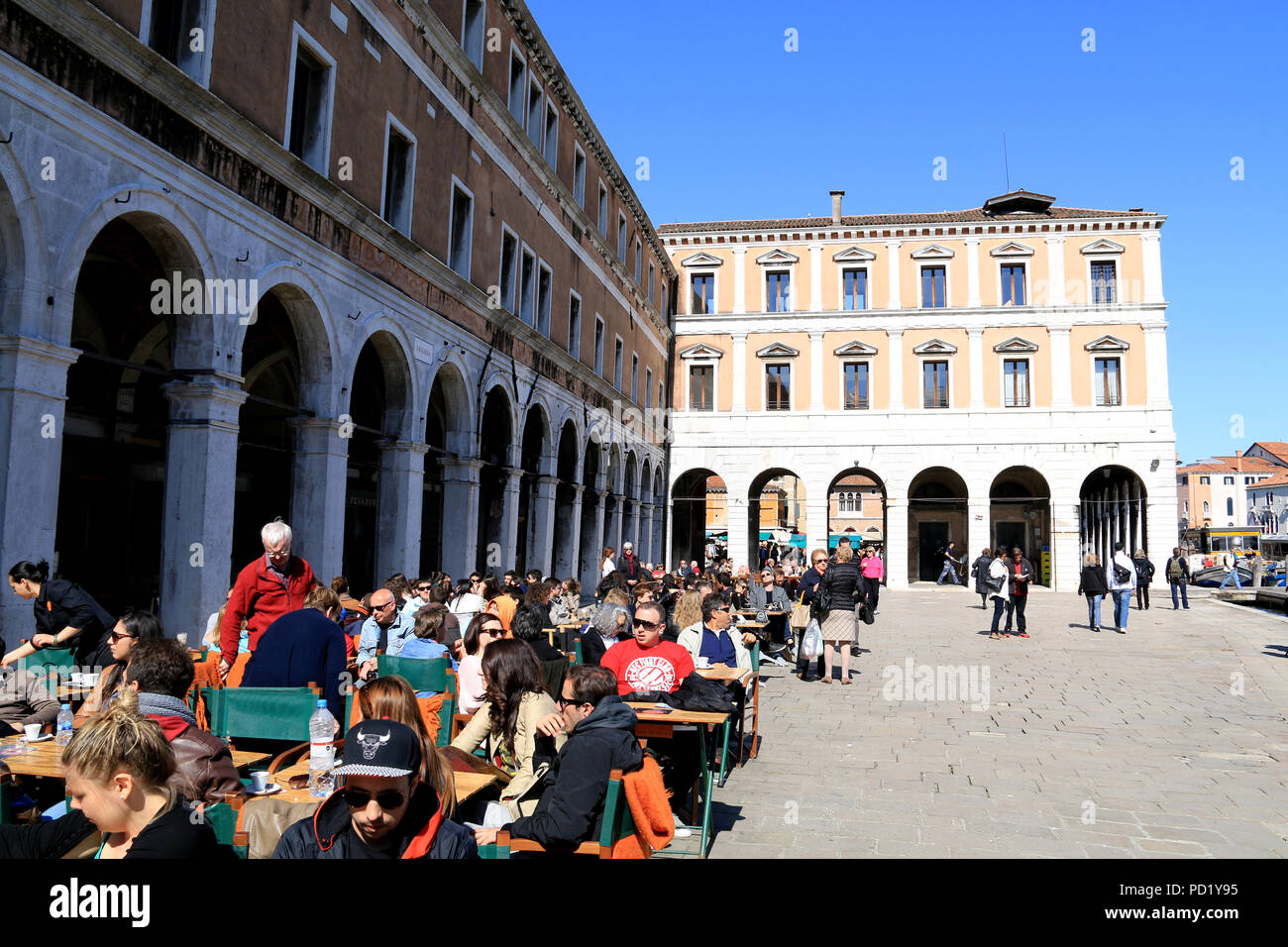 Die Menschen genießen die Sonne in einem Straßencafé neben der Mercato und das Tribunale Ordinario di Venezia in Venedig, Italien Stockfoto