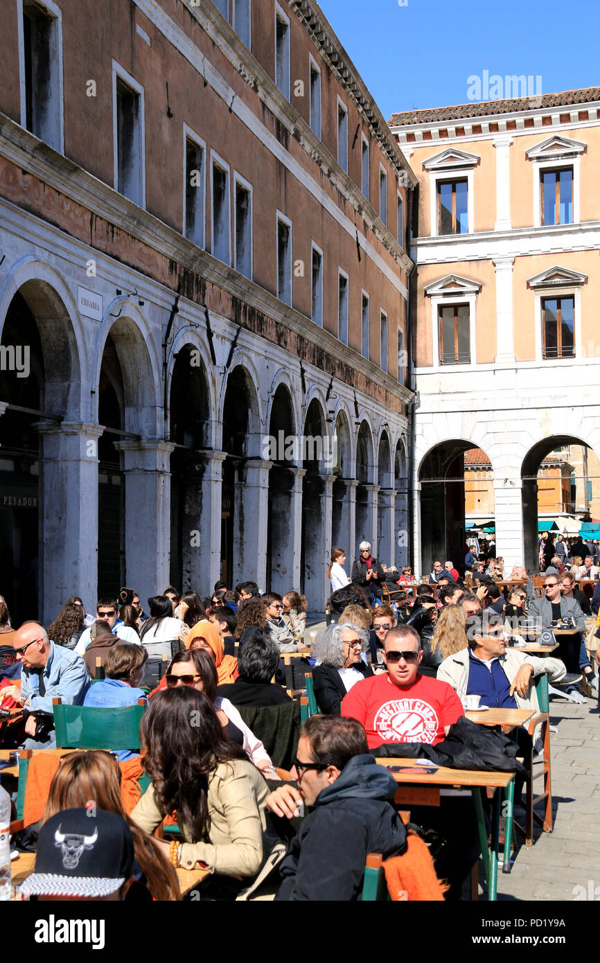 Die Menschen genießen die Sonne in einem Straßencafé neben der Mercato und das Tribunale Ordinario di Venezia in Venedig, Italien Stockfoto