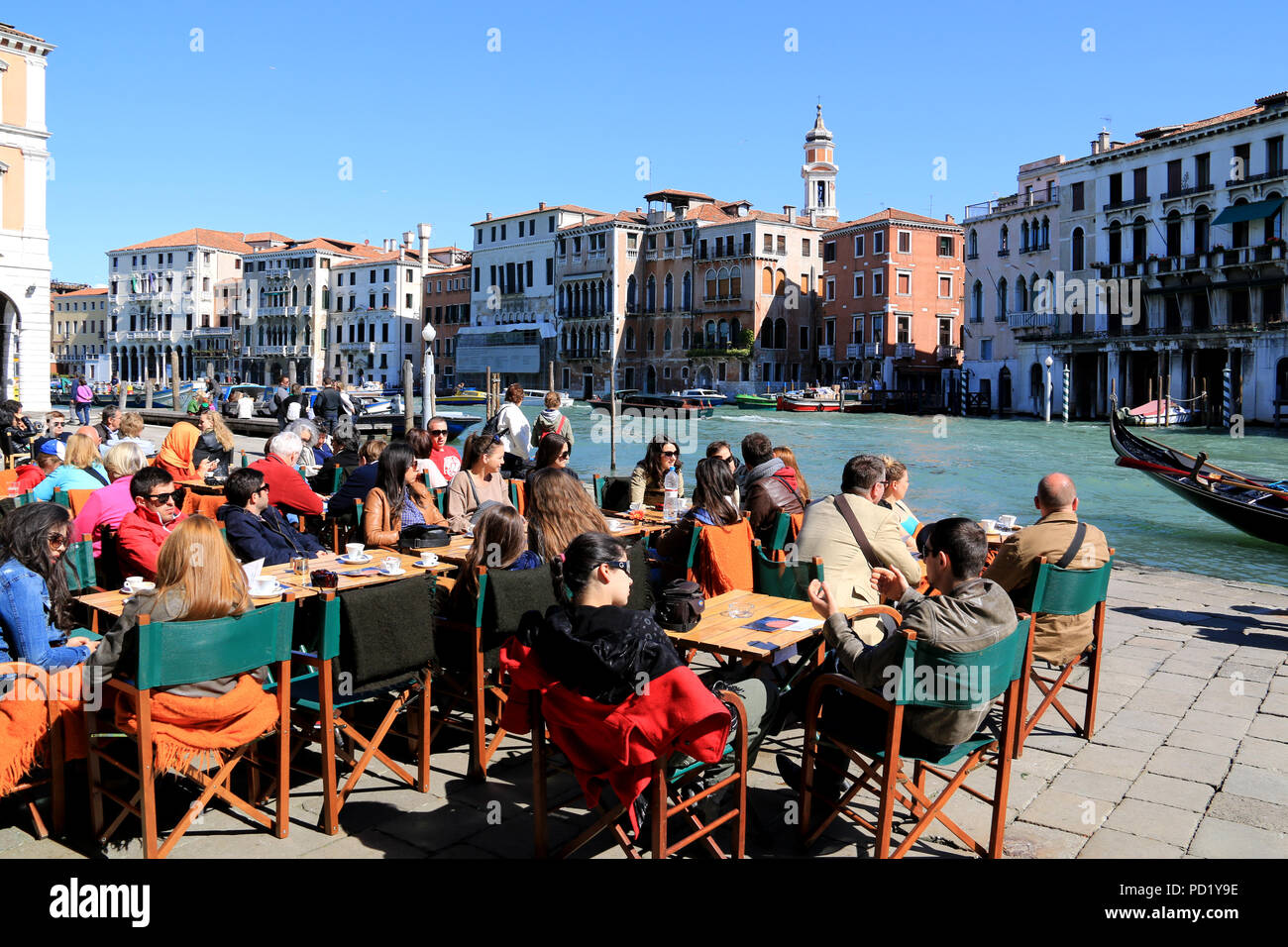 Die Menschen genießen die Sonne in einem Straßencafé neben der Mercato und das Tribunale Ordinario di Venezia in Venedig, Italien Stockfoto