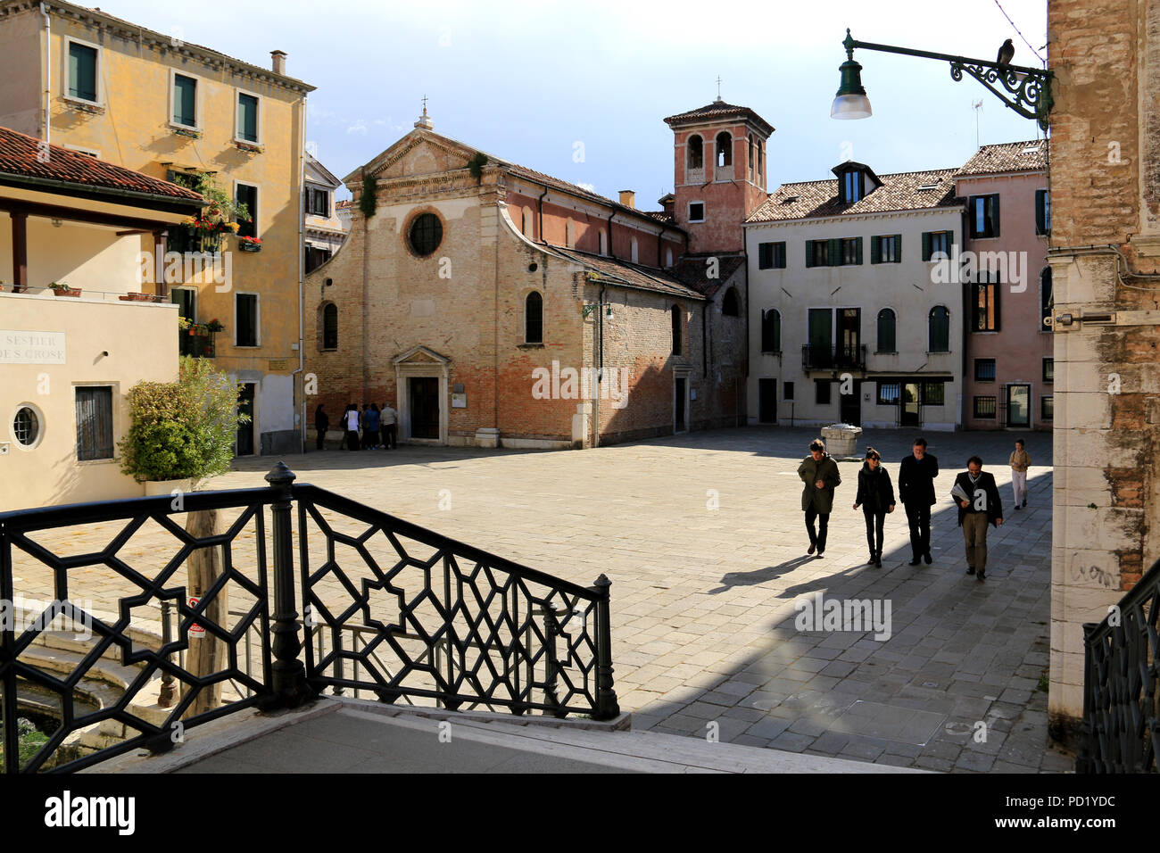 Campo San Zan Degolà in Venedig, Italien, mit seinen alten schönen kleinen Kirche, die Chiesa di San Zan Degolà Stockfoto