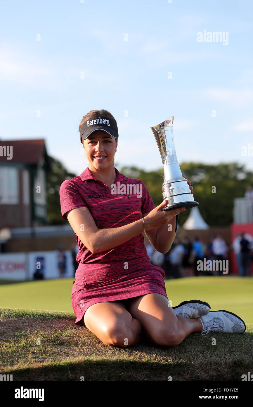 England's Georgia Hall mit der Trophäe, nachdem sie gewinnt der Ricoh Frauen British Open in Royal Lytham & St Annes Golf Club. Stockfoto