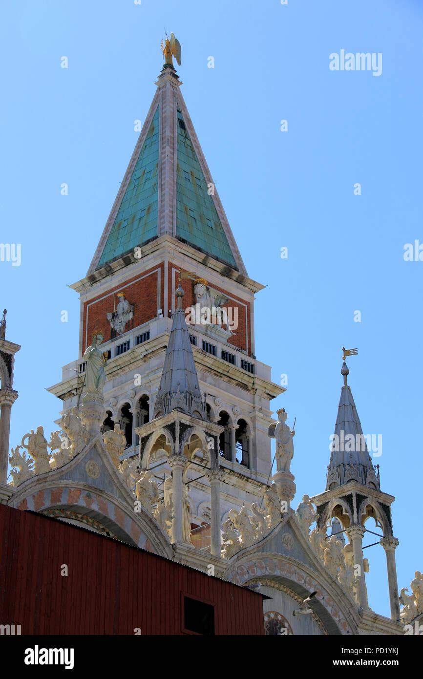 Das Campanile und die Basilika Kathedrale Patriarchenpalast di San Marco in Venedig, Italien Stockfoto