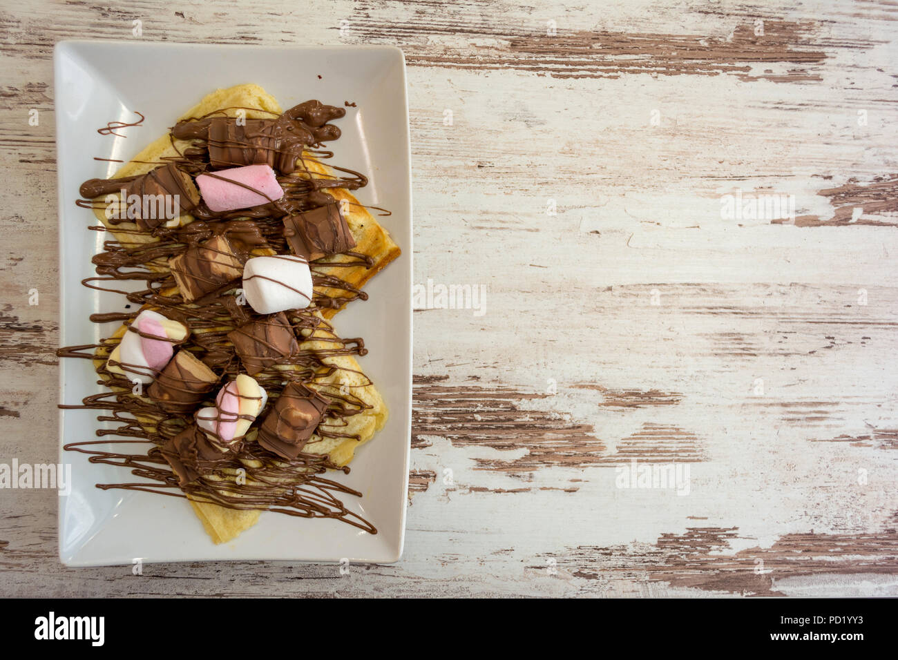 Belgische Waffeln mit Schokolade, Schokolade Sauce und Marshmallow isoliert auf hellen Hintergrund. Stockfoto