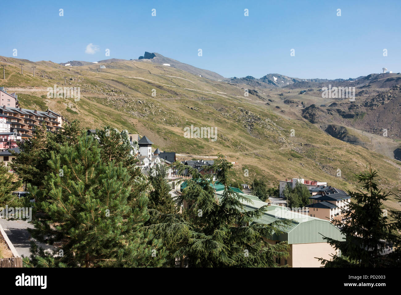 Skigebiet Pradollano, Sierra Nevada, in der Sommersaison. Granada, Andalusien, Spanien. Stockfoto