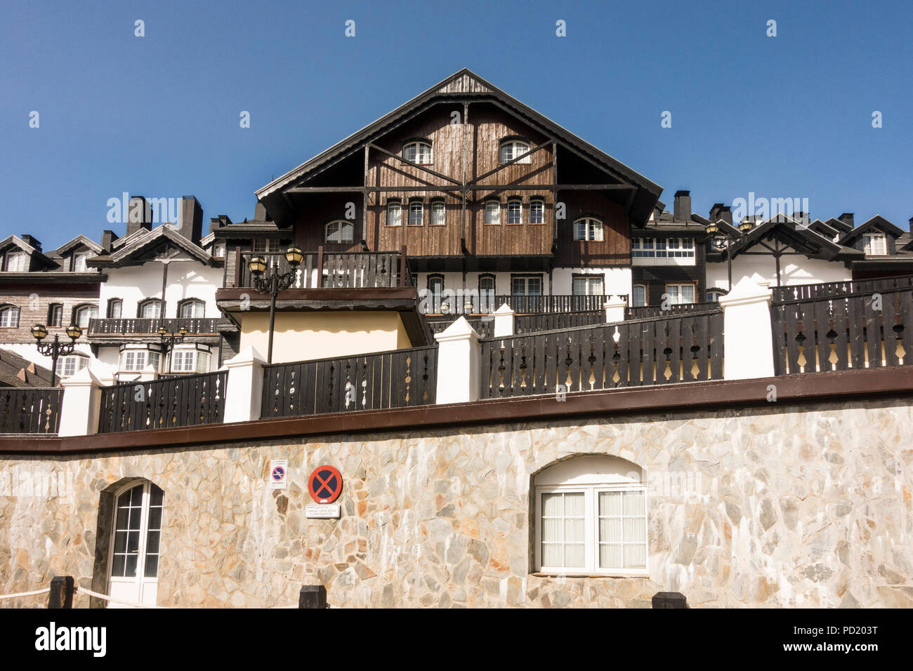 Fassade des Hotel in Pradellano Ski Resort, Sierra Nevada, in der Sommersaison. Granada, Andalusien, Spanien. Stockfoto