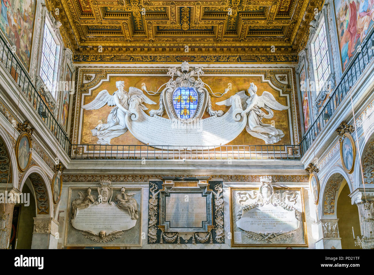 Counterfacade mit Winkeln Unterstützung der Barberini Emblem, von Bernini entworfen, in der Basilika Santa Maria in Ara Coeli, Rom, Italien. Stockfoto