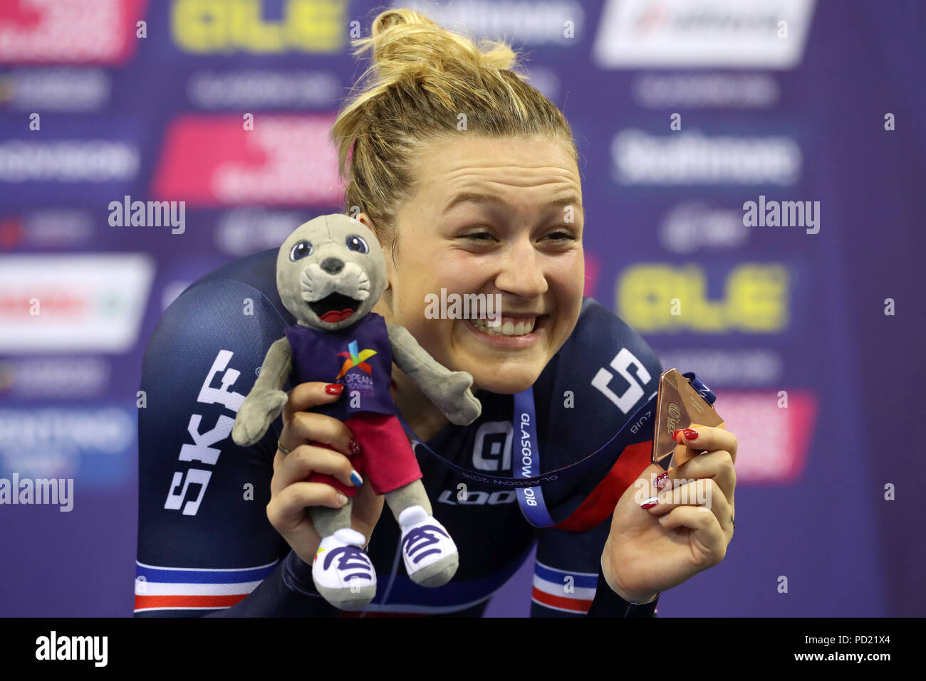 Frankreichs Mathilde Gros mit Ihrem silbernen Medaille auf dem Podium für die Frauen Sprint Final bei Tag vier der 2018 Europameisterschaften im Sir Chris Hoy Velodrome, Glasgow. PRESS ASSOCIATION Foto. Bild Datum: Sonntag, den 5. August 2018. Siehe PA Geschichte radfahren Europäischen. Photo Credit: Jane Barlow/PA-Kabel. Beschränkungen: Nur die redaktionelle Nutzung, keine kommerzielle Nutzung ohne vorherige schriftliche Genehmigung Stockfoto