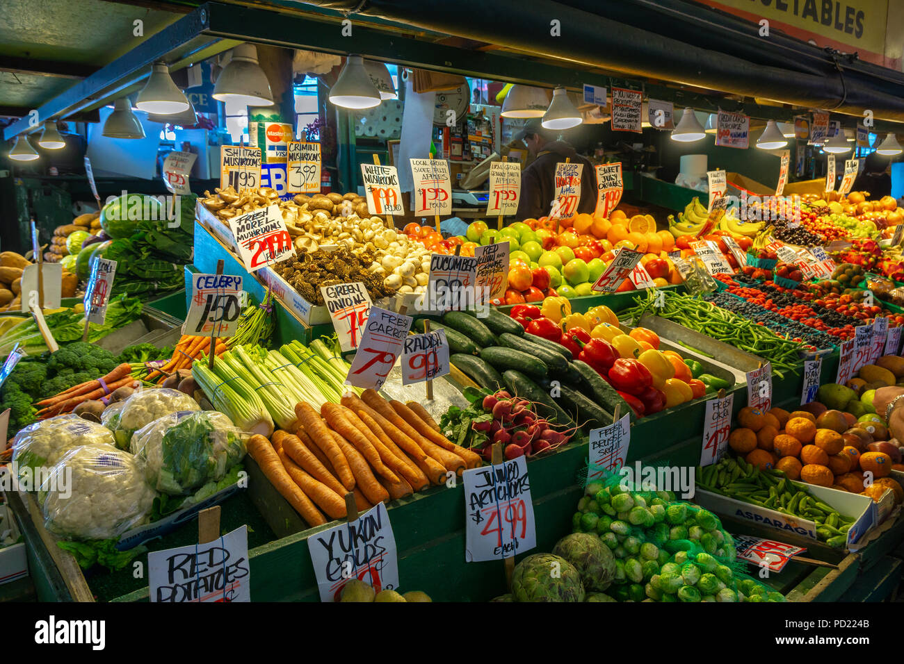 Frisches Gemüse Gemüse Obst essen, stand zum Verkauf mit Preisen innerhalb der Pike Place Market, Seattle, WA, USA Abschaltdruck angezeigt. Stockfoto