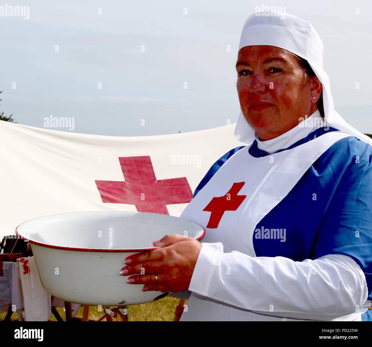 Churston Devon, England: Eine Krankenschwester des Roten Kreuzes aus dem Ersten Weltkrieg repräsentiert das Leben in einem Feldlazarett auf der jährlichen Torbay Steam Fair. Stockfoto