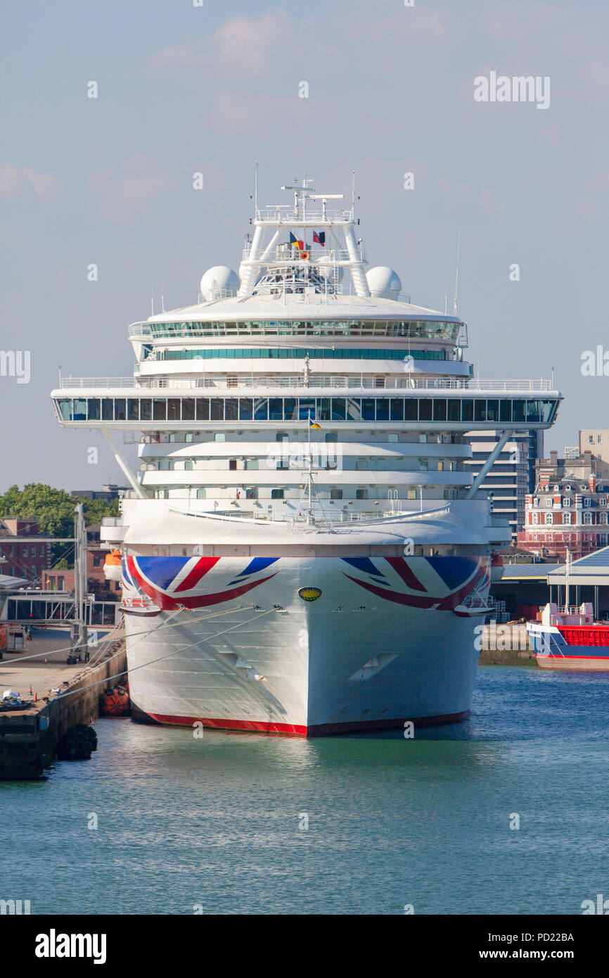 Azura Kreuzfahrtschiff von P&O Cruises und durch die Carnival plc gehörenden angedockt an den Southampton Docks in England Großbritannien Stockfoto