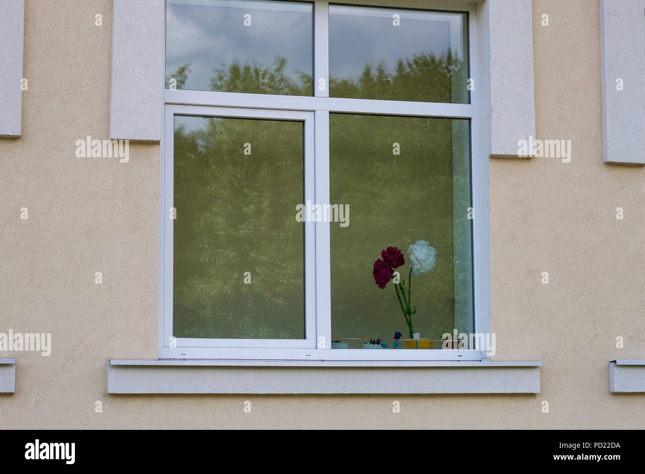 Blick von Auen, hellrosa verputzt Kindergarten oder in der Schule an der  Wand und saubere und groe Fenster mit Blumenstrau aus Helle knstliche  Wei und Dunkelrot Papier fl Stockfotografie - Alamy
