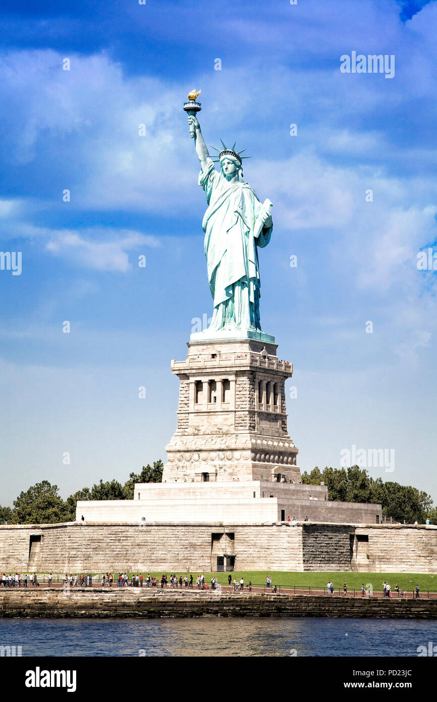 Liberty Island und der Freiheitsstatue in den Hafen von New York. Stockfoto