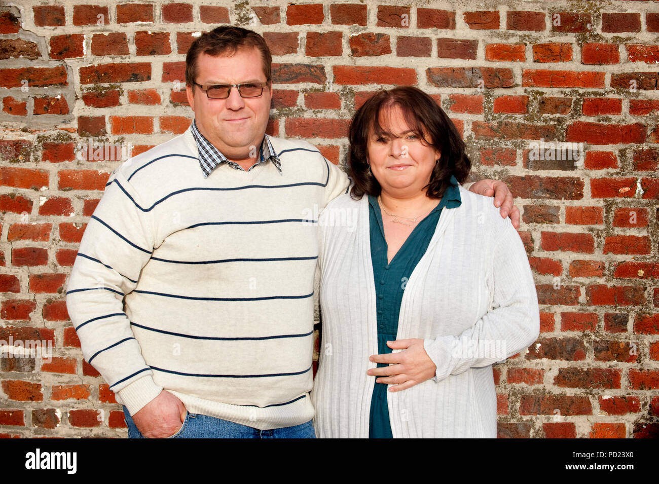 Christophe Victor und seinem neuen Partner Anne-Michelle, Teilnehmer des tv Reality Show L'Amour Est Dans Le Pré auf dem Belgischen RTL-TVI channe Stockfoto