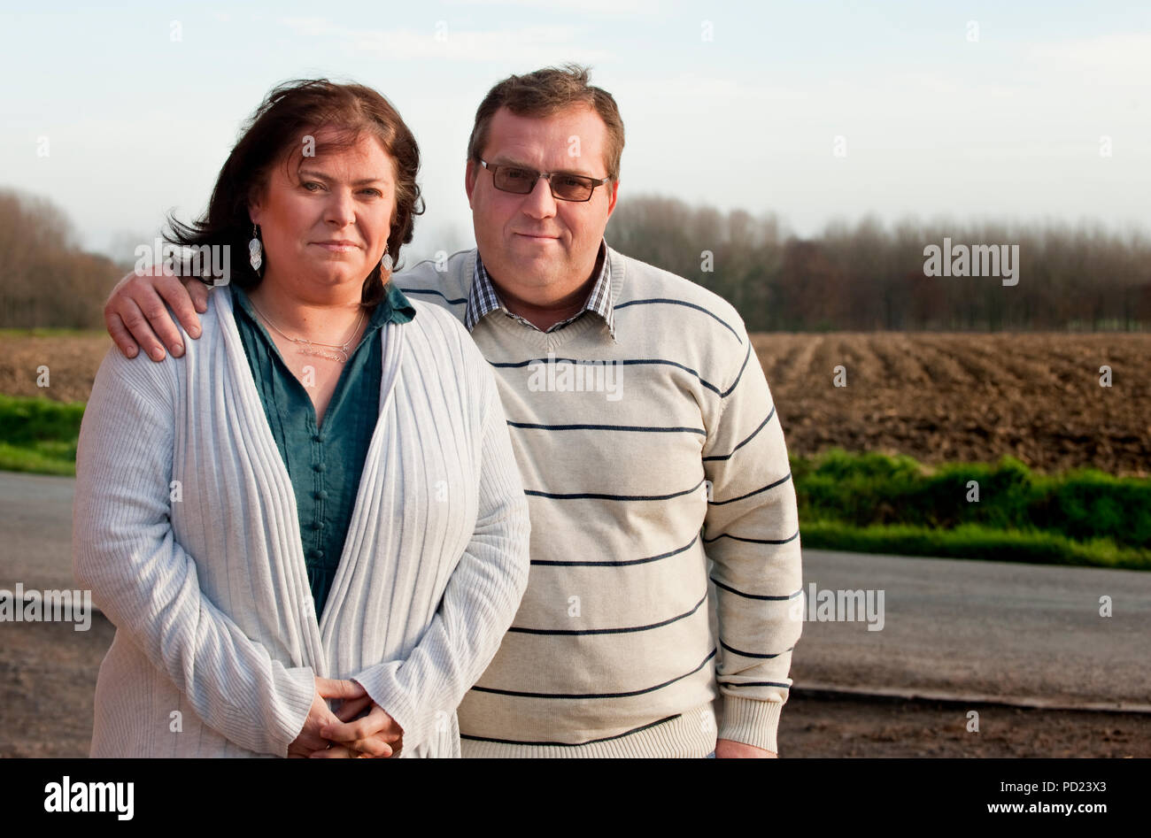 Christophe Victor und seinem neuen Partner Anne-Michelle, Teilnehmer des tv Reality Show L'Amour Est Dans Le Pré auf dem Belgischen RTL-TVI channe Stockfoto