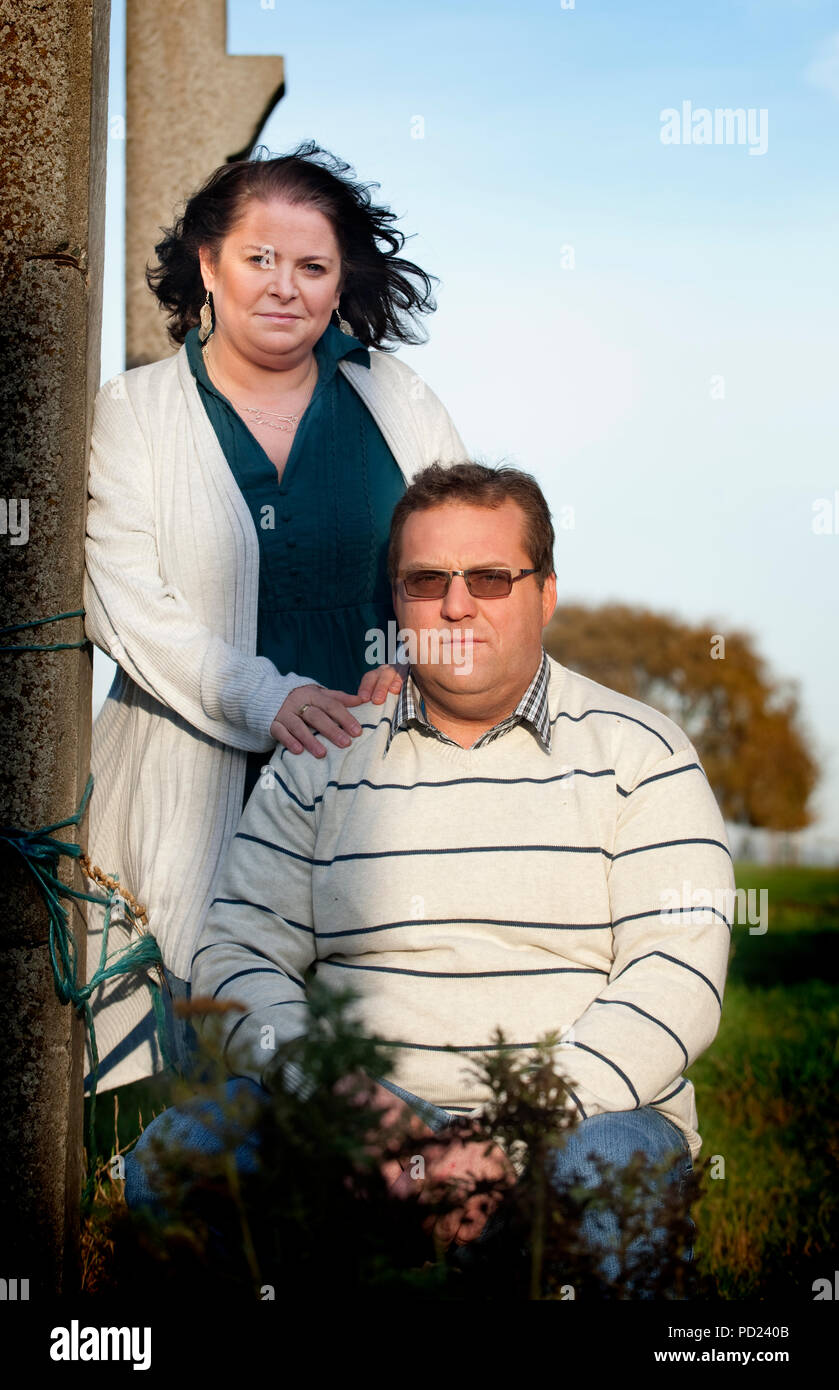 Christophe Victor und seinem neuen Partner Anne-Michelle, Teilnehmer des tv Reality Show L'Amour Est Dans Le Pré auf dem Belgischen RTL-TVI channe Stockfoto