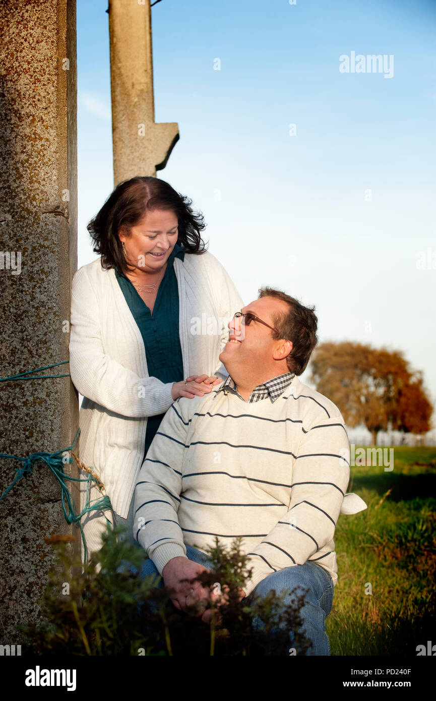 Christophe Victor und seinem neuen Partner Anne-Michelle, Teilnehmer des tv Reality Show L'Amour Est Dans Le Pré auf dem Belgischen RTL-TVI channe Stockfoto