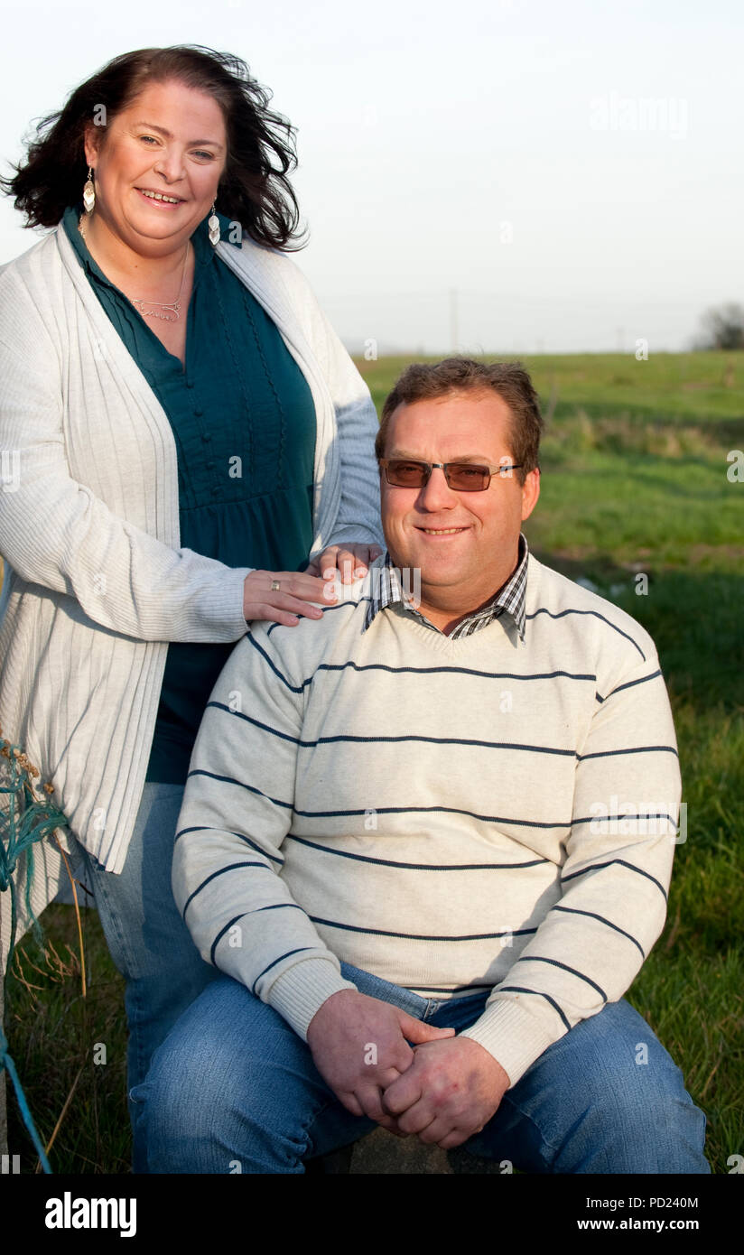Christophe Victor und seinem neuen Partner Anne-Michelle, Teilnehmer des tv Reality Show L'Amour Est Dans Le Pré auf dem Belgischen RTL-TVI channe Stockfoto