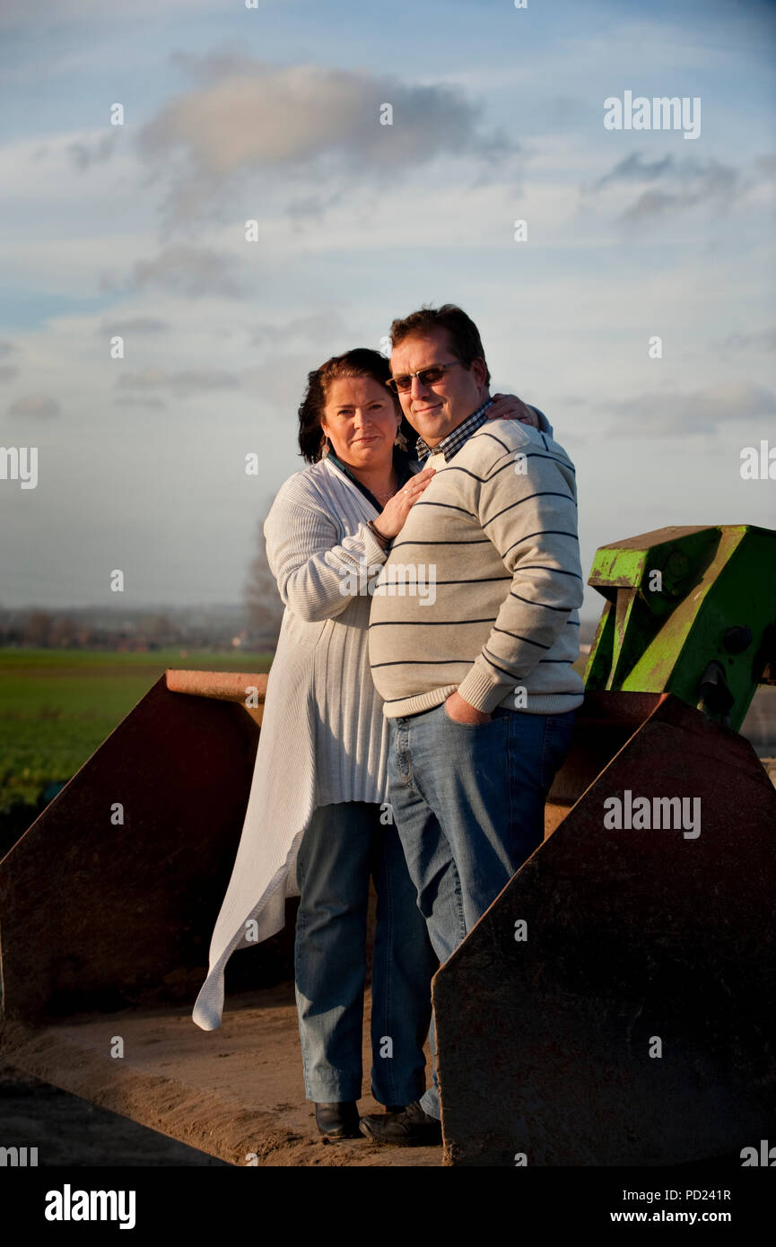 Christophe Victor und seinem neuen Partner Anne-Michelle, Teilnehmer des tv Reality Show L'Amour Est Dans Le Pré auf dem Belgischen RTL-TVI channe Stockfoto