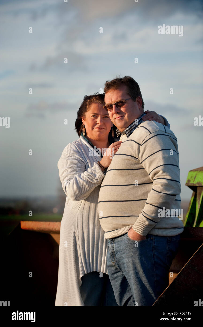 Christophe Victor und seinem neuen Partner Anne-Michelle, Teilnehmer des tv Reality Show L'Amour Est Dans Le Pré auf dem Belgischen RTL-TVI channe Stockfoto