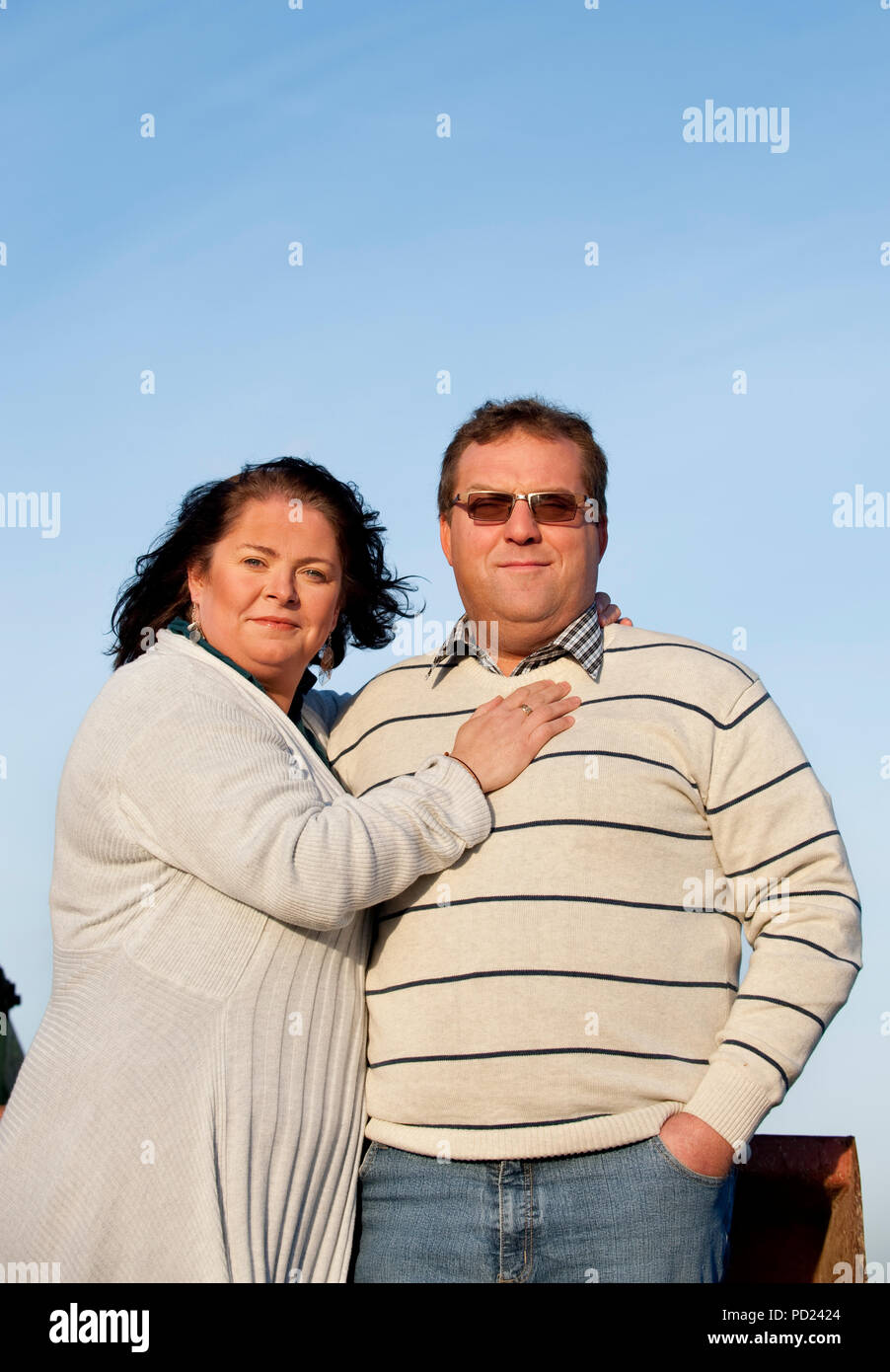 Christophe Victor und seinem neuen Partner Anne-Michelle, Teilnehmer des tv Reality Show L'Amour Est Dans Le Pré auf dem Belgischen RTL-TVI channe Stockfoto