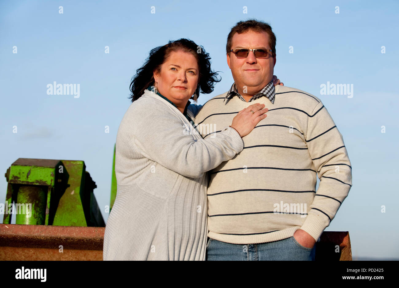 Christophe Victor und seinem neuen Partner Anne-Michelle, Teilnehmer des tv Reality Show L'Amour Est Dans Le Pré auf dem Belgischen RTL-TVI channe Stockfoto