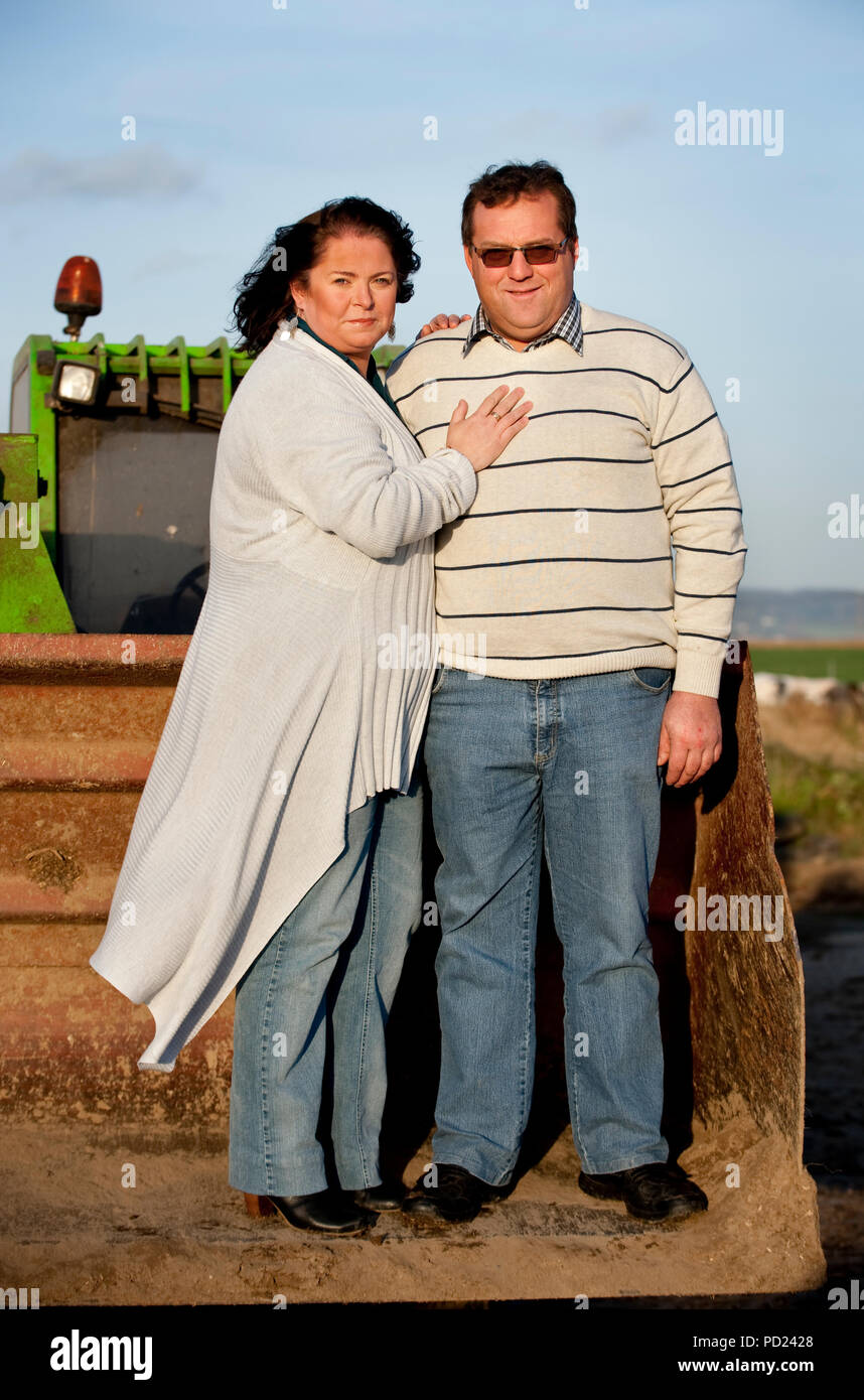 Christophe Victor und seinem neuen Partner Anne-Michelle, Teilnehmer des tv Reality Show L'Amour Est Dans Le Pré auf dem Belgischen RTL-TVI channe Stockfoto