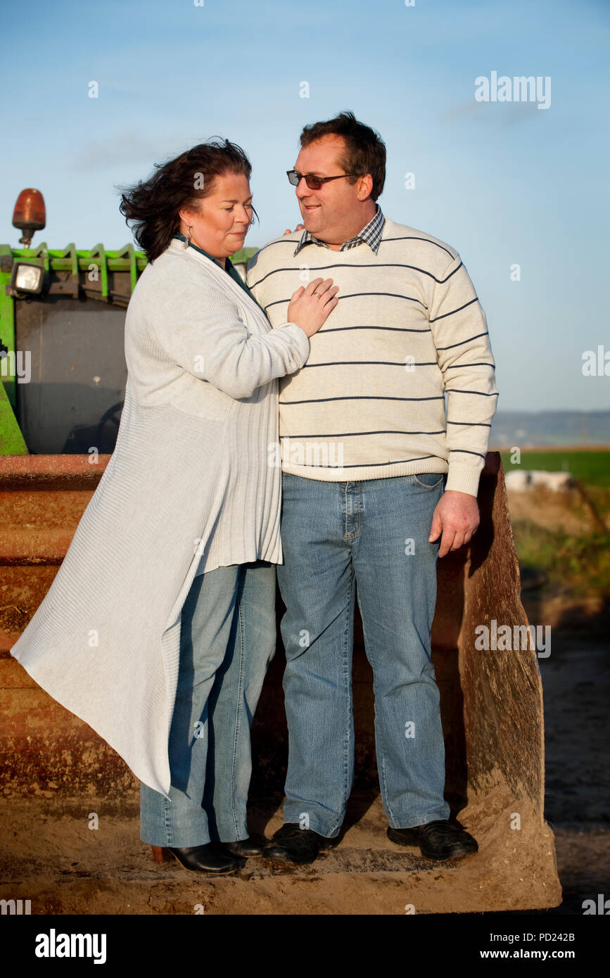 Christophe Victor und seinem neuen Partner Anne-Michelle, Teilnehmer des tv Reality Show L'Amour Est Dans Le Pré auf dem Belgischen RTL-TVI channe Stockfoto