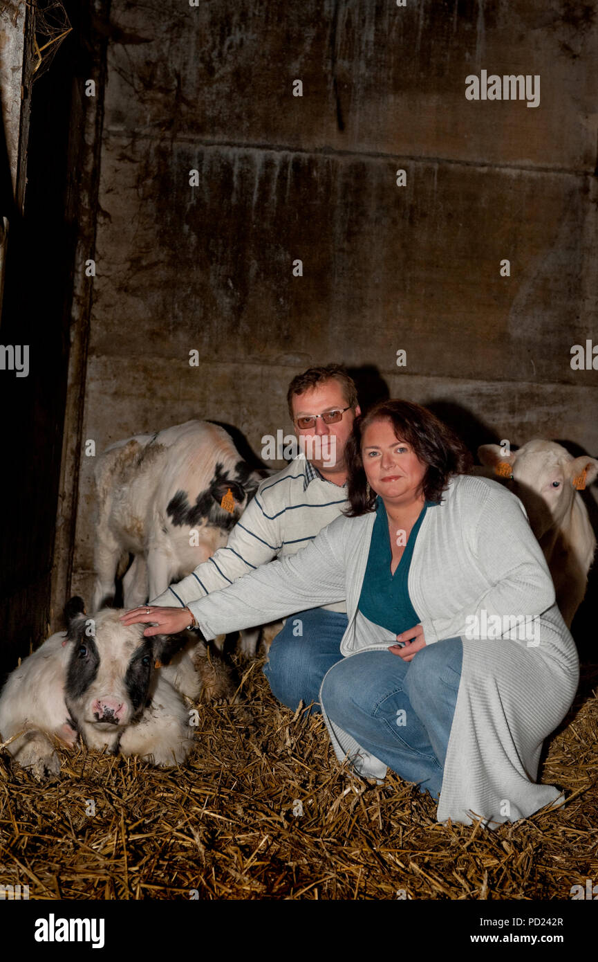 Christophe Victor und seinem neuen Partner Anne-Michelle, Teilnehmer des tv Reality Show L'Amour Est Dans Le Pré auf dem Belgischen RTL-TVI channe Stockfoto