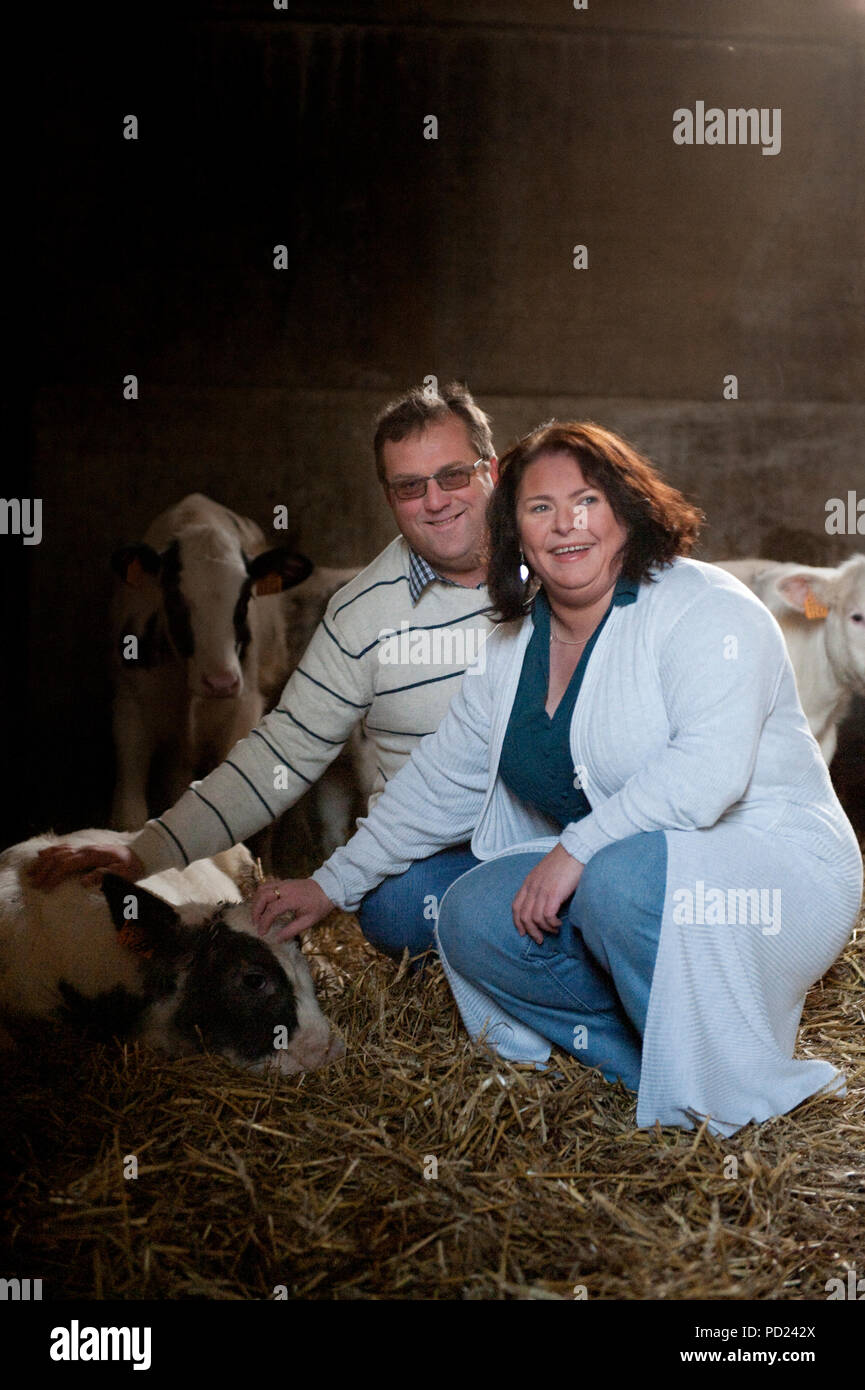 Christophe Victor und seinem neuen Partner Anne-Michelle, Teilnehmer des tv Reality Show L'Amour Est Dans Le Pré auf dem Belgischen RTL-TVI channe Stockfoto