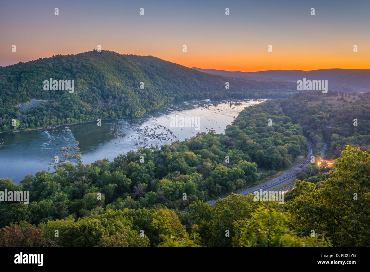 Sonnenuntergang Blick auf den Potomac River, von Weverton Felsen, in der Nähe von Harpers Ferry, West Virginia. Stockfoto