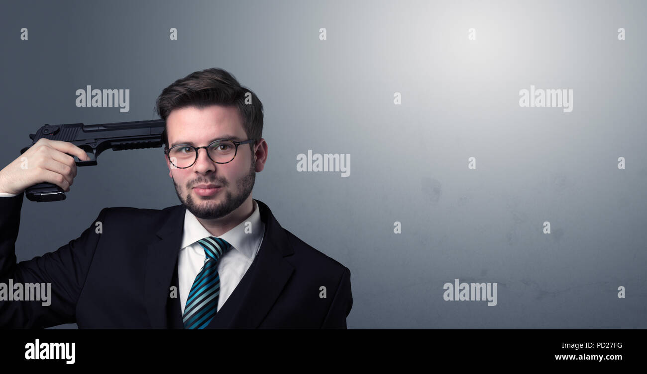 Junge verloren Geschäftsmann Mann seinen Kopf schießen mit Gewehr Stockfoto