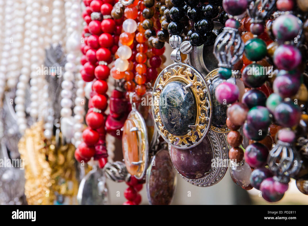 Viele bunte Perlen auf indonesischen Markt handgefertigten Schmuck. Stockfoto