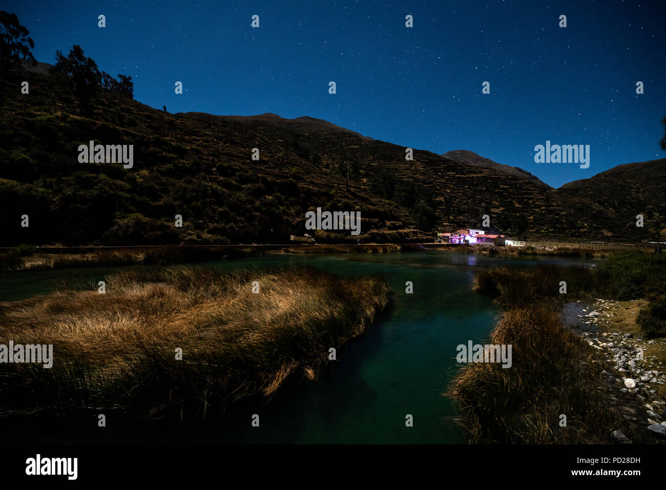 Nacht Landschaften mit Vollmond Licht in Huancaya, noch Yauyos-Cochas Landschaft finden, Anden in Lima, Peru. Stockfoto