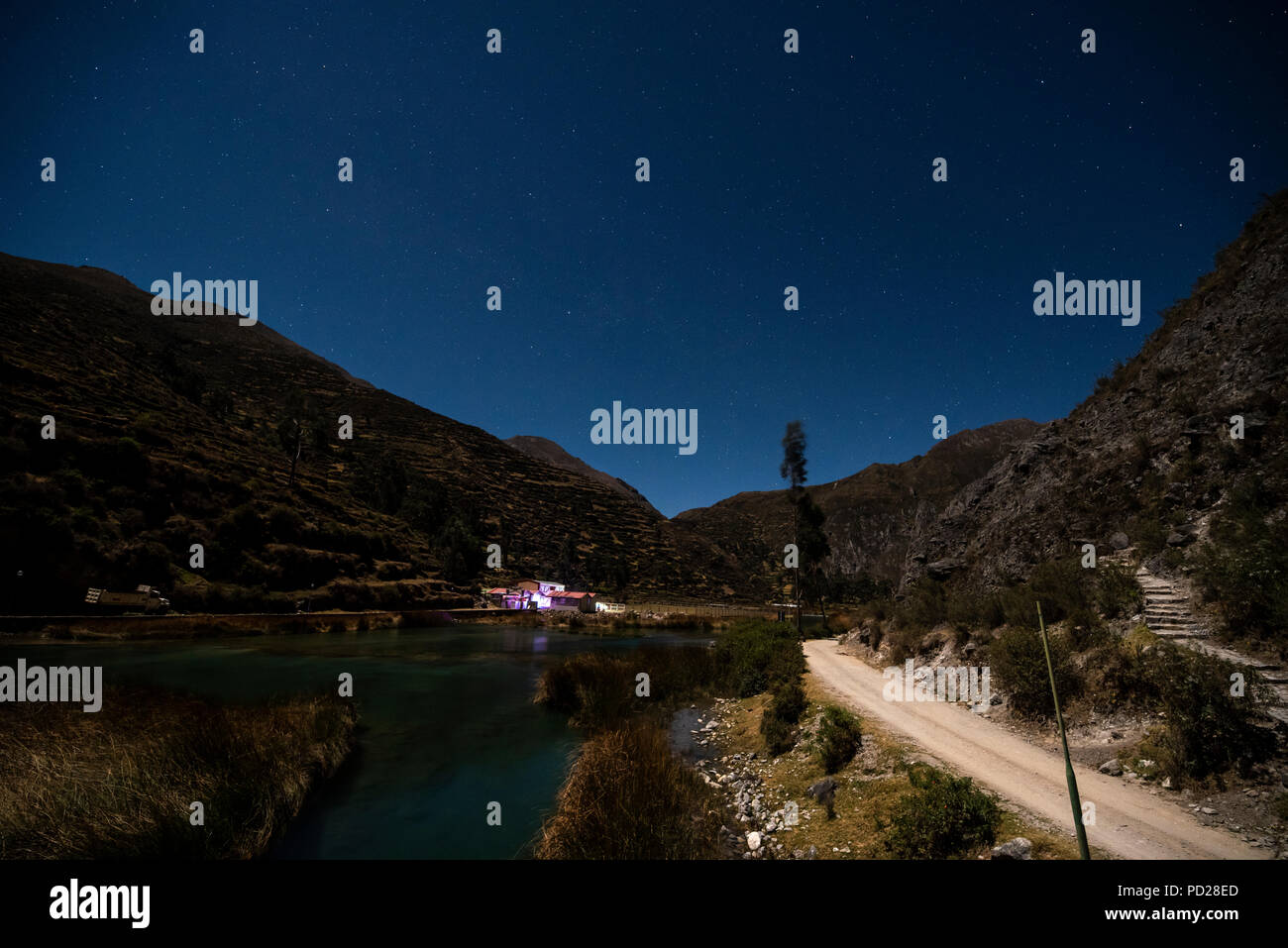 Nacht Landschaften mit Vollmond Licht in Huancaya, noch Yauyos-Cochas Landschaft finden, Anden in Lima, Peru. Stockfoto
