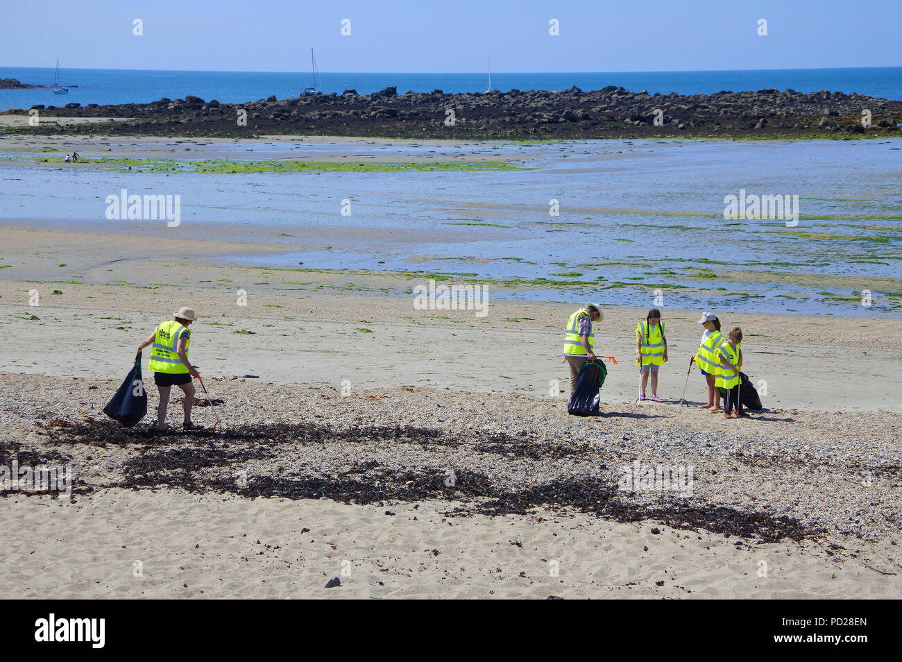 Freiwillige Reinigung der Strand von Marazion, Cornwall, UK - Johannes Gollop Stockfoto