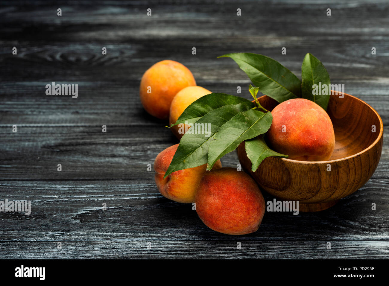 Frische Pfirsiche in eine Platte auf dem Tisch Stockfoto