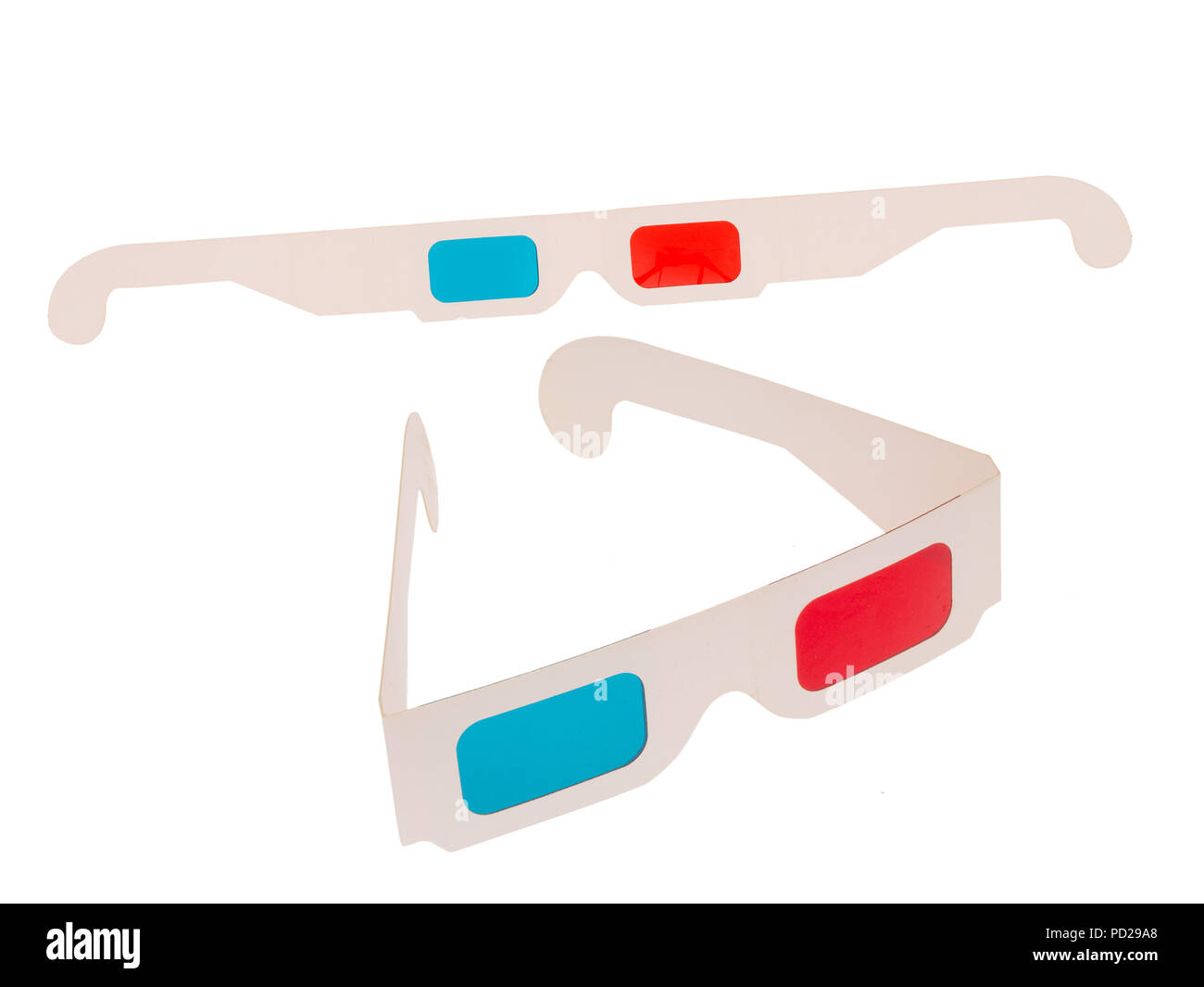 Foto von Rot und cyan Karton 3D-Brille auf Weiß isoliert. Zwei Paare. Gefaltet und flach. Stockfoto