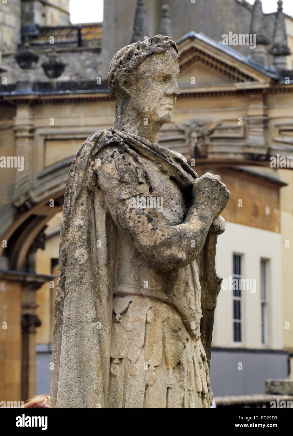 Römische Statue auf der Terrasse an der römischen Bäder in Bath, England. Stockfoto