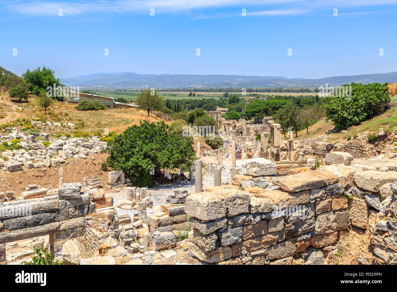 Ephesus, Izmir, Türkei - Juli 8, 2018: die Menschen sind zu Fuß durch die alten Gassen von Ephesus von domitian Tempel, der Bibliothek des Celsus [ Stockfoto