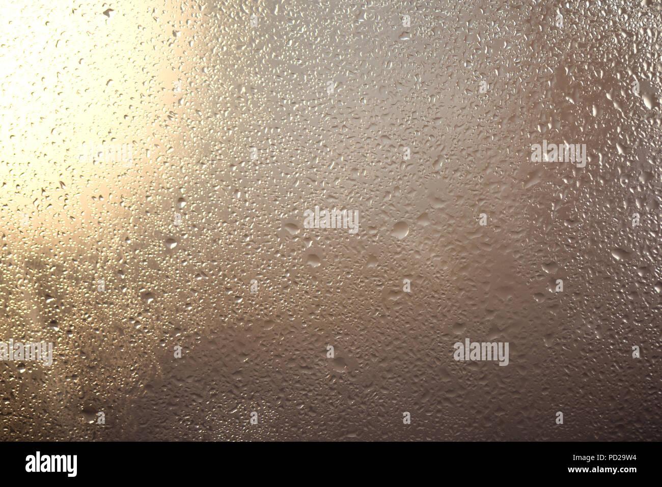 Regentropfen auf Fensterglas, Hintergrund, Herbst Wetter. Stockfoto