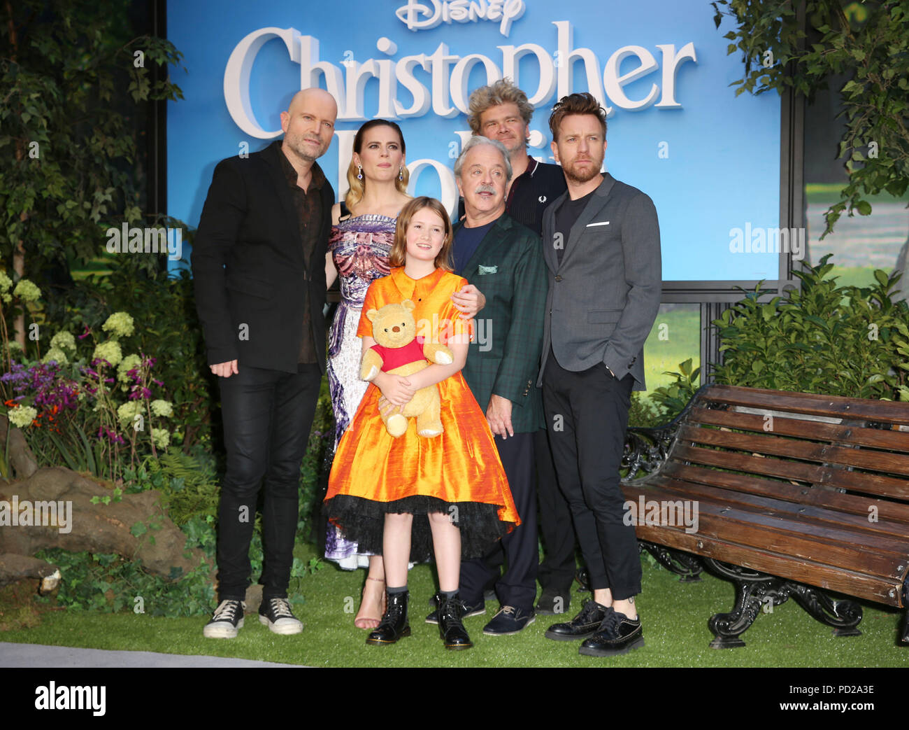 (Nach rechts) Regisseur Marc Forster, Hayley Atwell, Bronte Carmichael, Jim Cummings, Simon Farnaby und Ewan McGregor die Europäische Premiere von Christopher Robin am BFI Southbank in London teilnehmen. Stockfoto